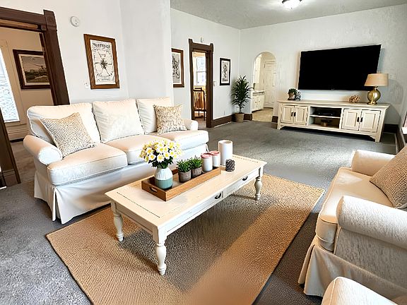 4th image of 719 W 1st St