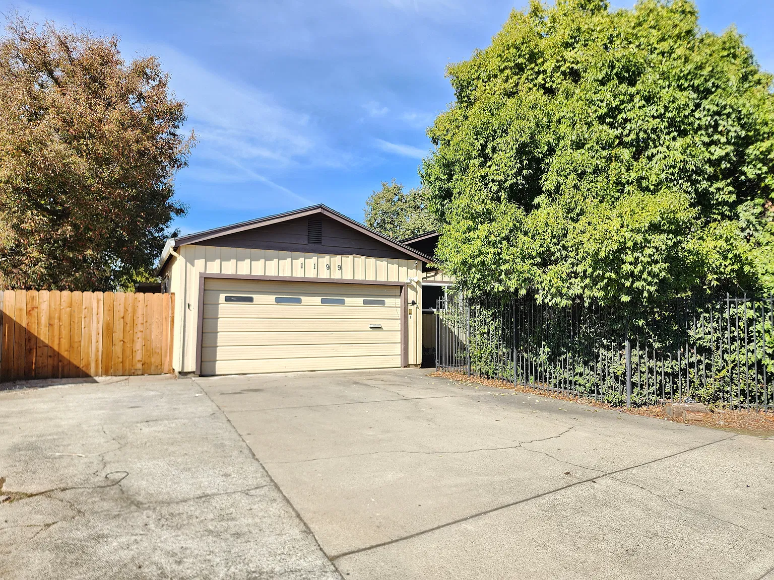 5 bed, 2346 sqft, $4,650 — Photo 1