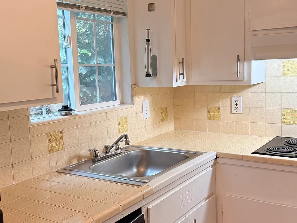 Left view of the kitchen