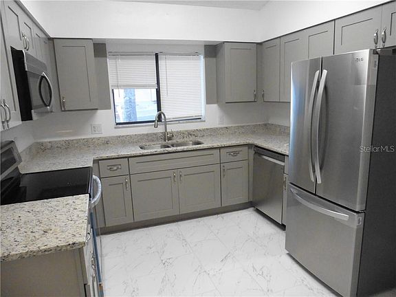5th image of 250 Ashbourne Dr