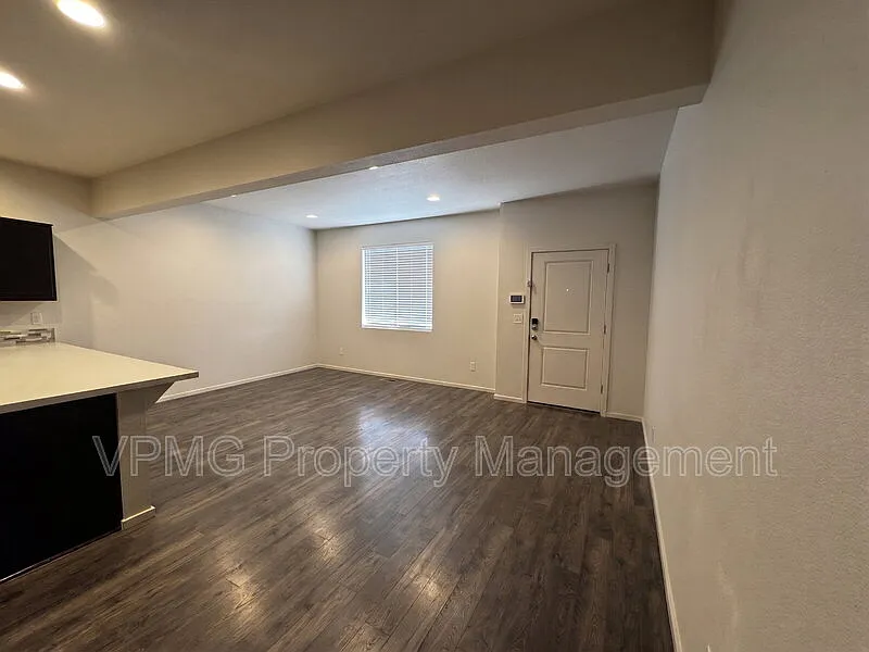 3 bed, 2.5 bath, 1387 sqft, $2,395 — Photo 4