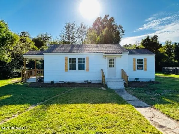 104 W Lake Dr, Clinton, MS 39056