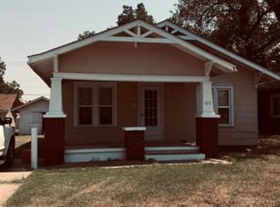 705 S 7th St, Clinton, OK 73601