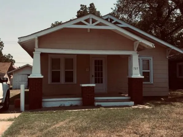 705 S 7th St, Clinton, OK 73601