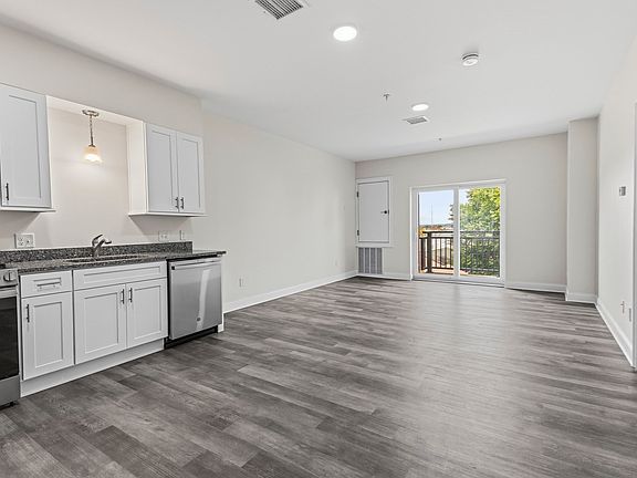 2nd image of 10 Franklin Ave APT 203