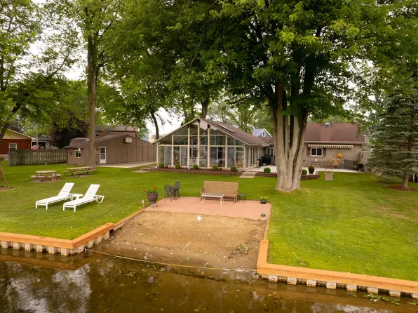 4214 Shoreview Ln, Whitmore Lake, MI 48189