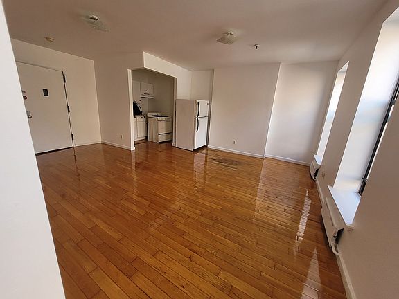 3rd image of 587 Halsey St #3A