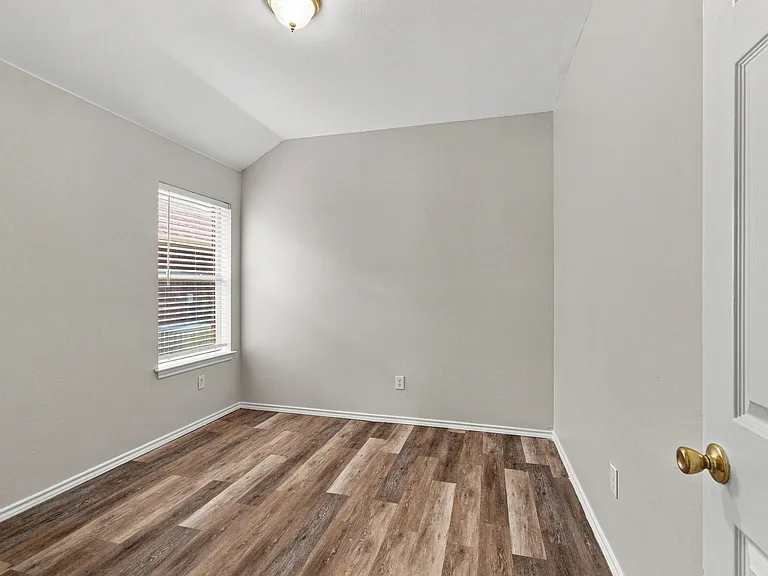 1033 Suffolk Ln — Photo 16