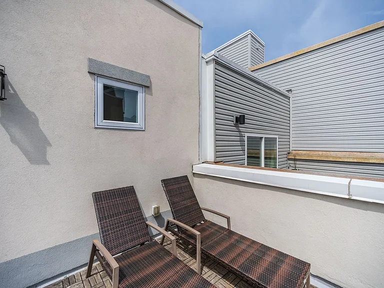 1770 Waterloo St — Photo 25