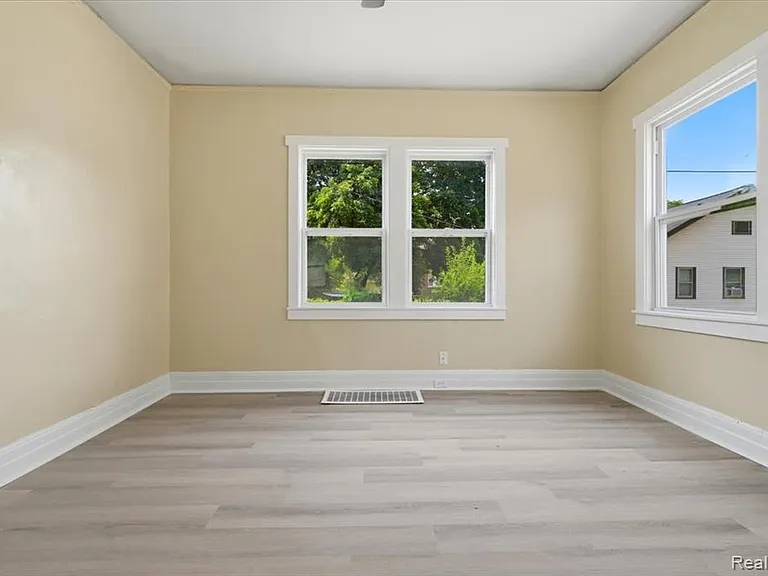 2245 W Grand St — Photo 20