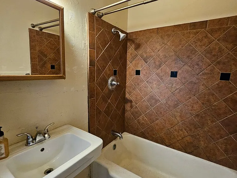 216 Sycamore St NE #A-D — Photo 5