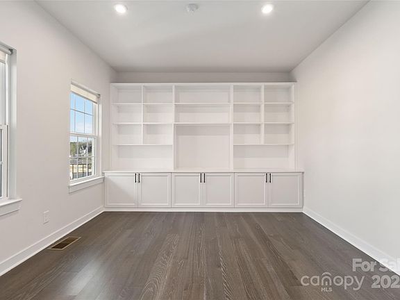 4th image of 8521 Everwood Ave