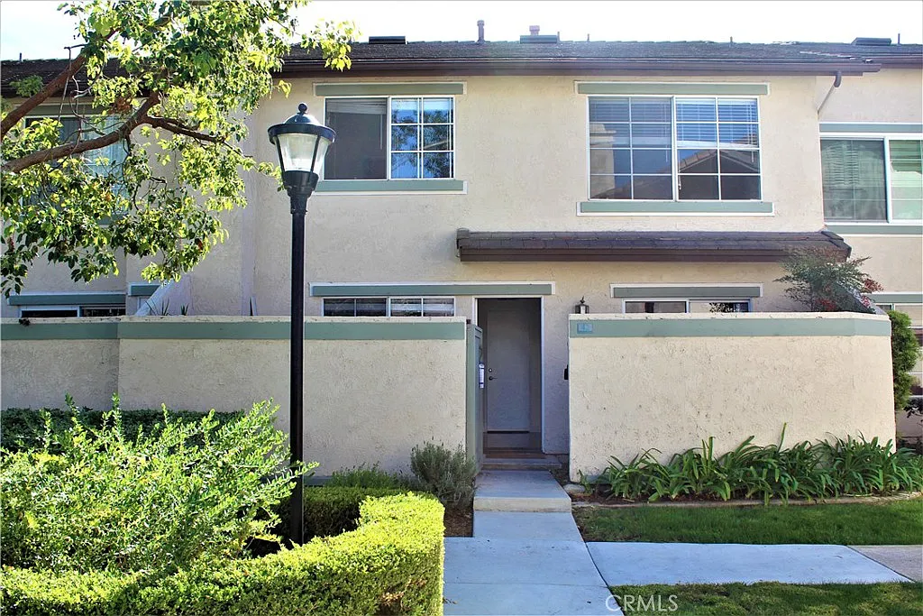 2 bed, 2.5 bath, 1242 sqft, $4,200 — Photo 1