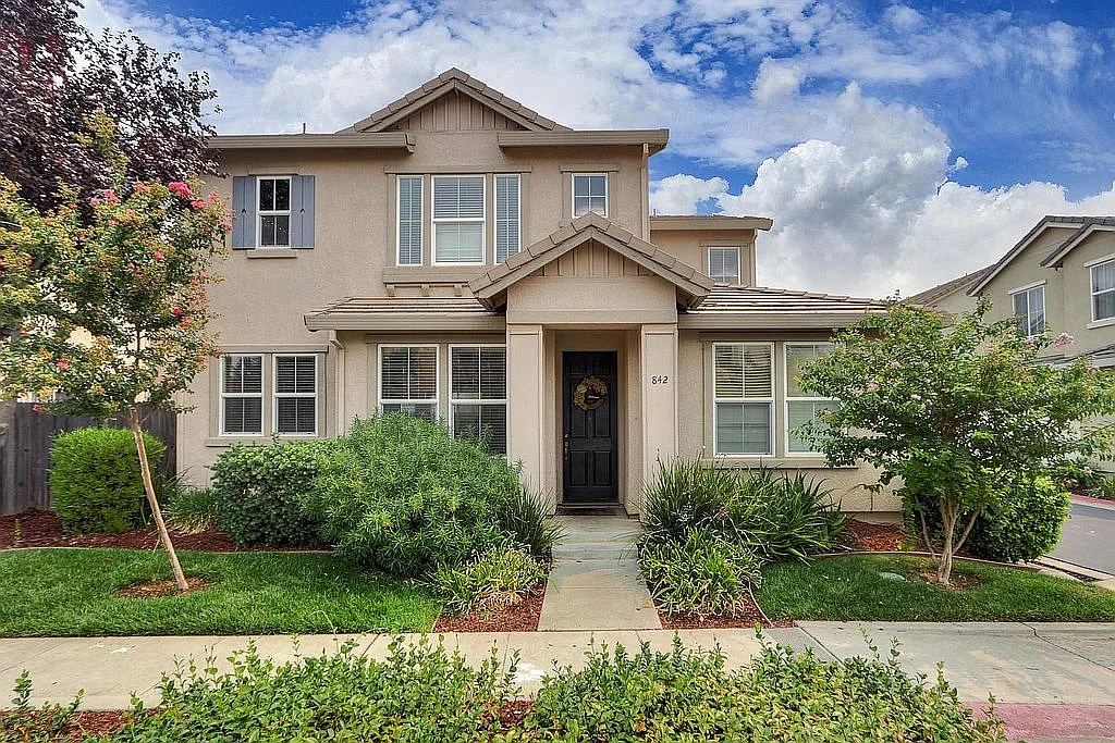 842 Courtyards Loop photo 1