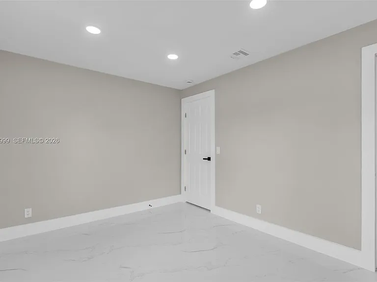 1660 W 26th St — Photo 15