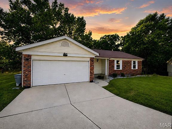 2nd image of 21 White Chapel Ct
