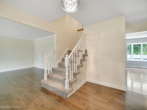 2nd image of 2539 Castlewood Dr