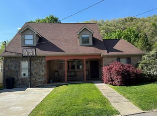 111 Riverview Dr, Pikeville, KY 41501