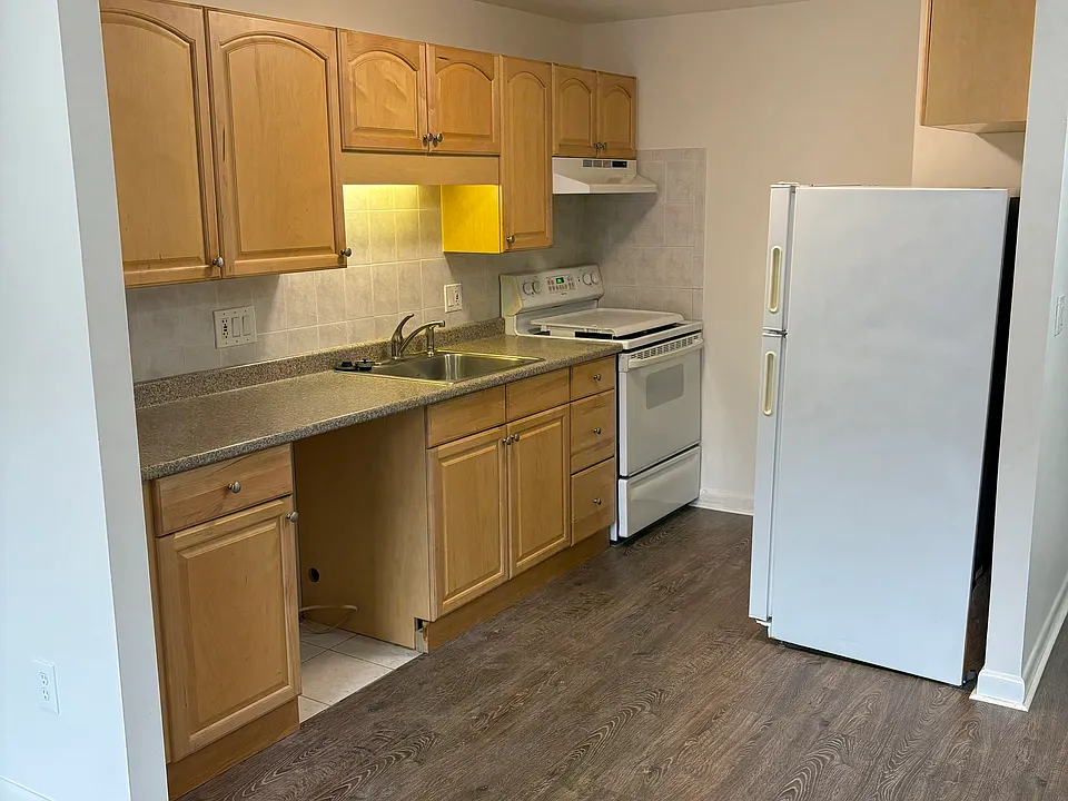 400 Governors Dr #27