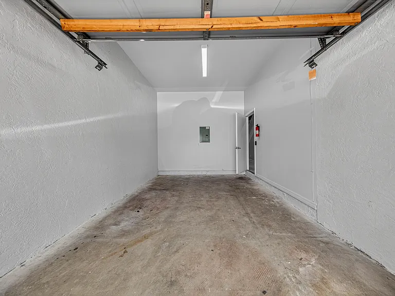 835 NE 17th Way — Photo 30
