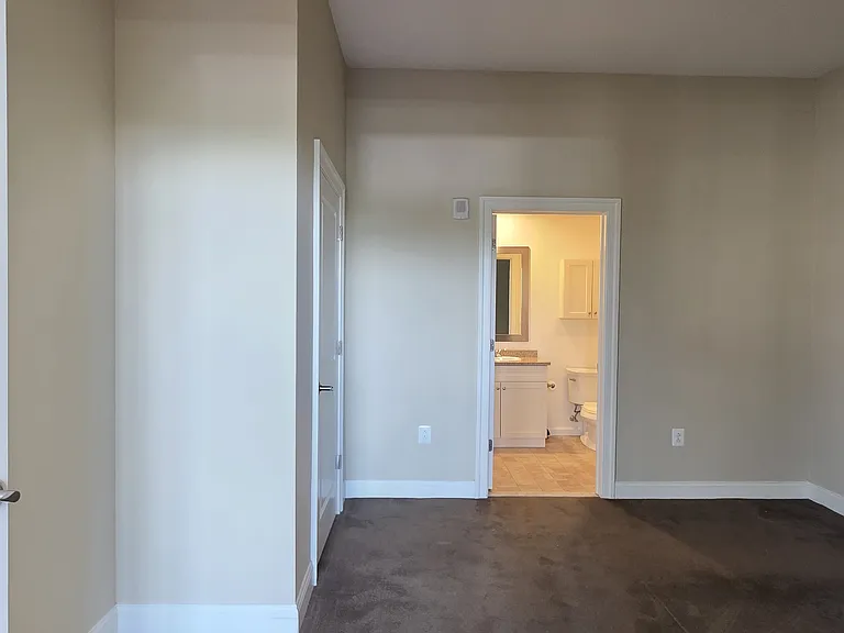 314-22 Walnut St #402 — Photo 16