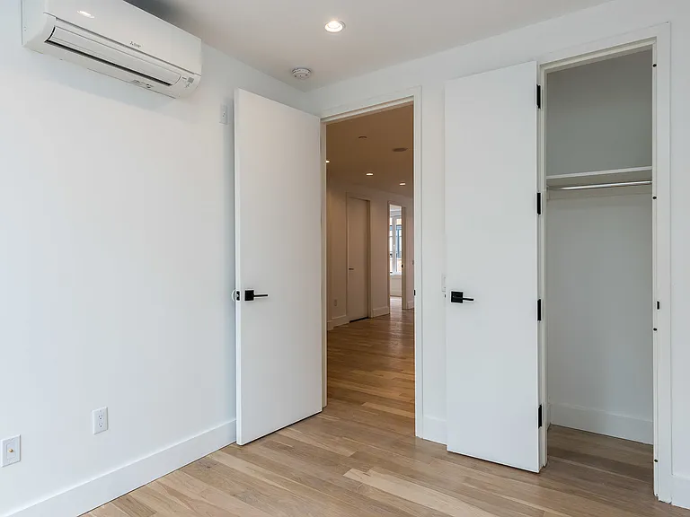 4 N Henry #3B — Photo 23