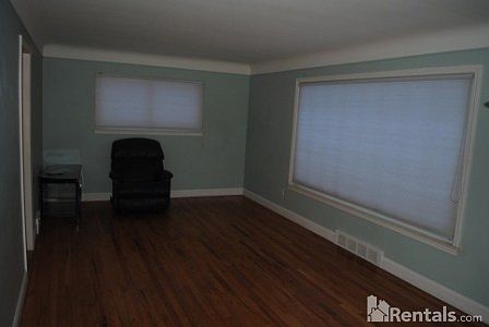 3rd image of 8884 Roslyn St