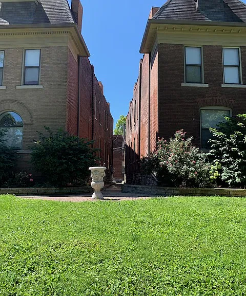 4390 McPherson Ave — Photo 30