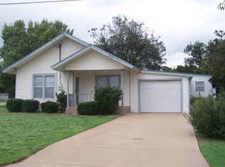 110 W Pecan Ave, Iowa Park, TX 76367