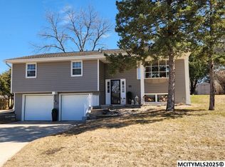 140 Granada Dr, Mason City, IA 50401