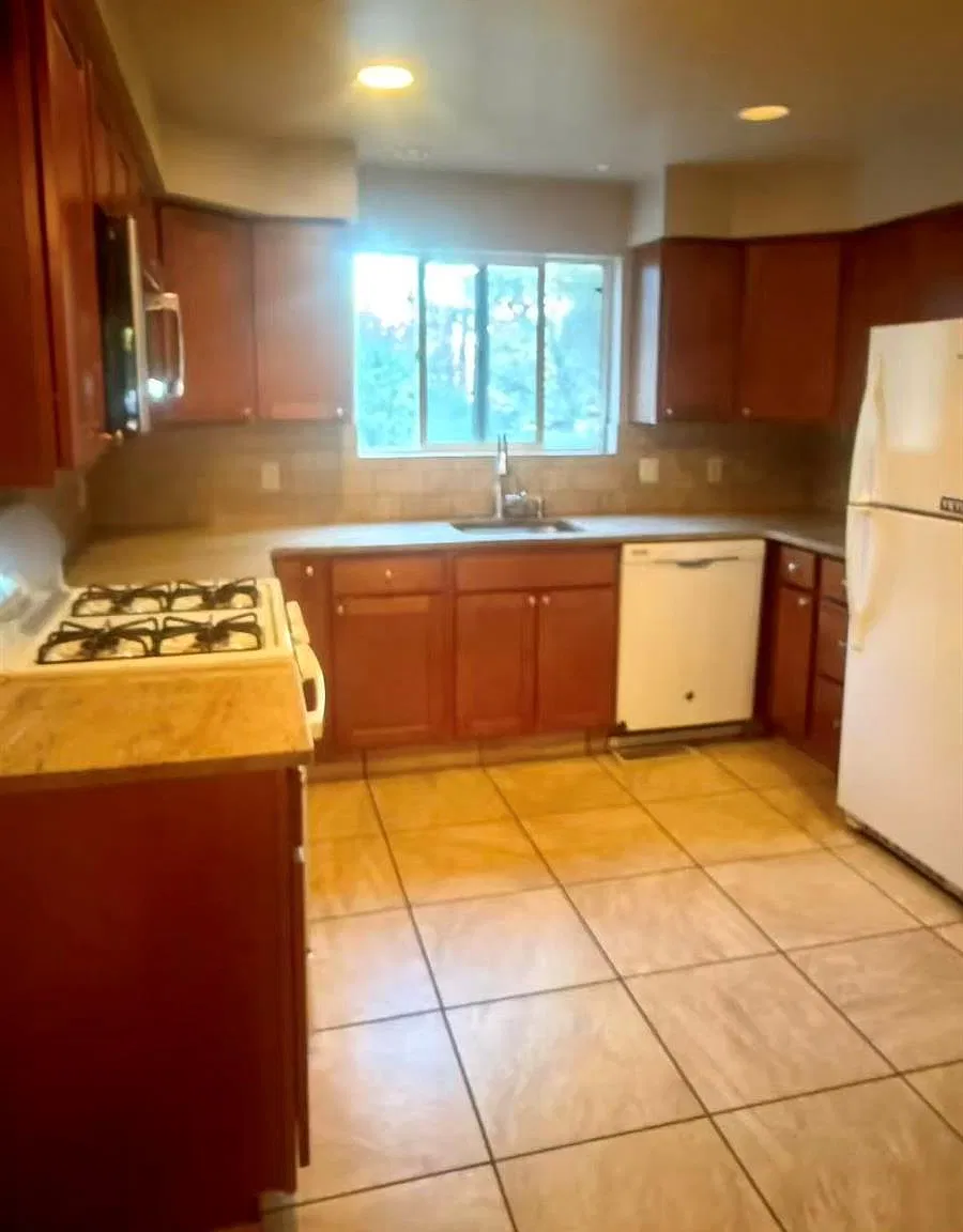 5 bed, 3.5 bath, 2349 sqft, $3,600 — Photo 2