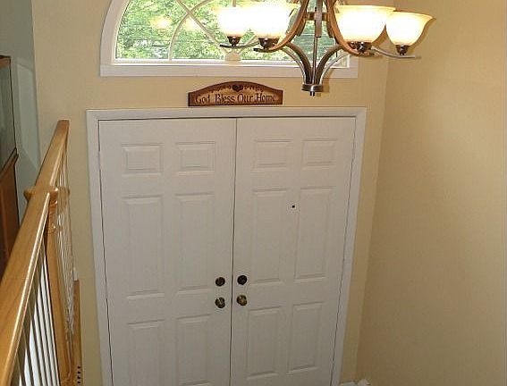 Entry Foyer w/Ceramic Tile Flooring