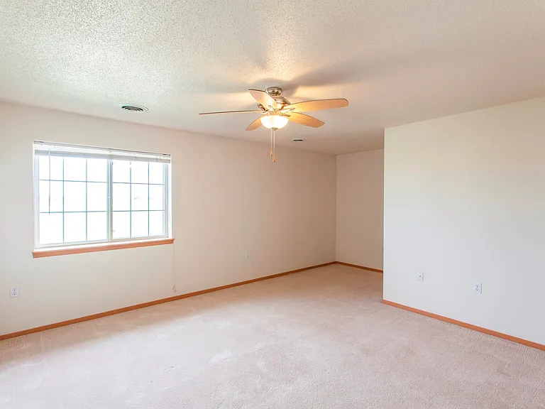 Platinum Valley Apartments — Photo 35