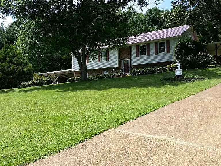 425 Valley Dr — Photo 2