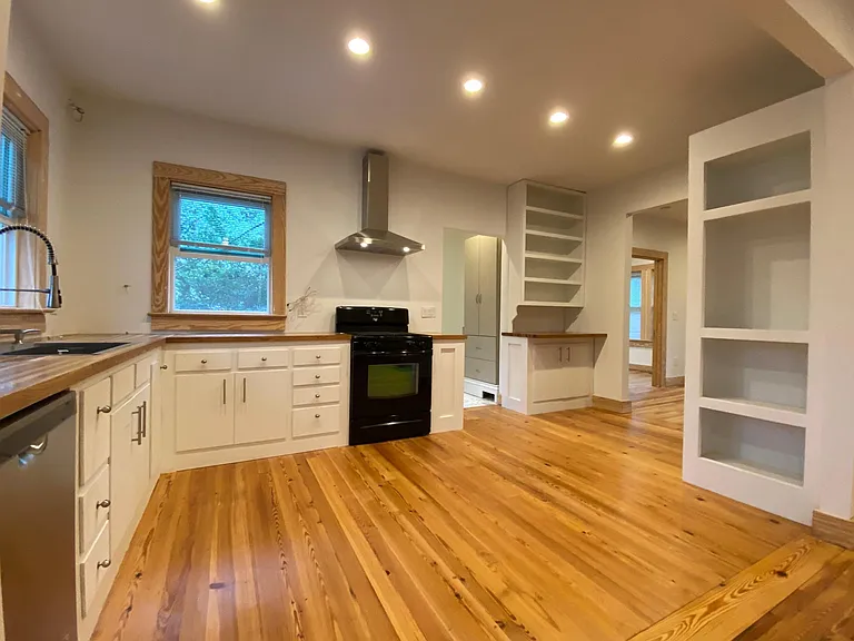 721 Windsor Pkwy NE — Photo 9