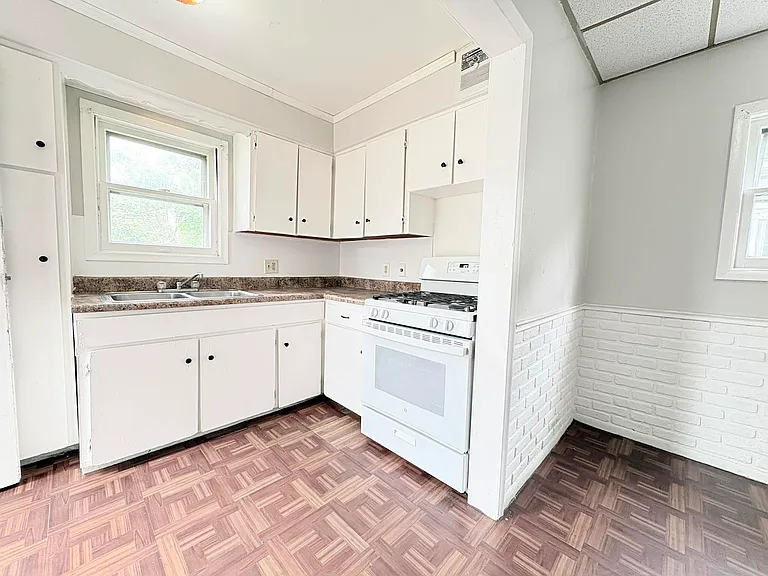 1019 Booth Ave — Photo 10