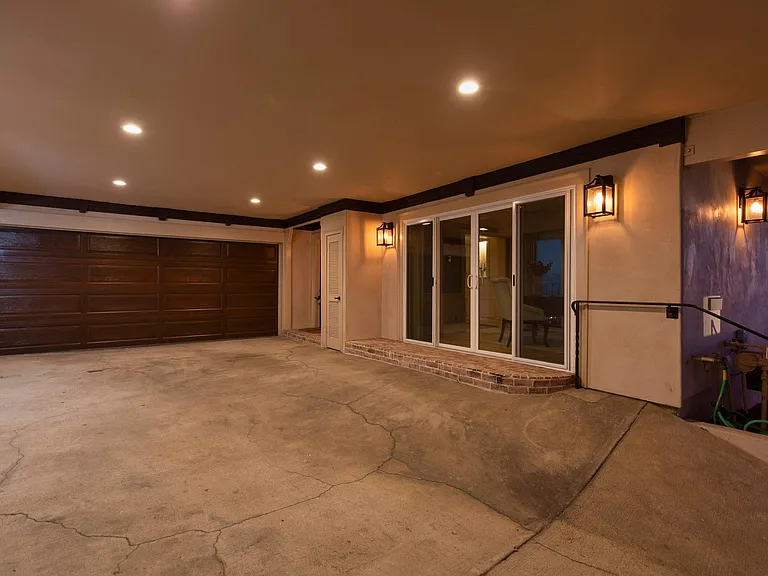 920 Roble Ln — Photo 15