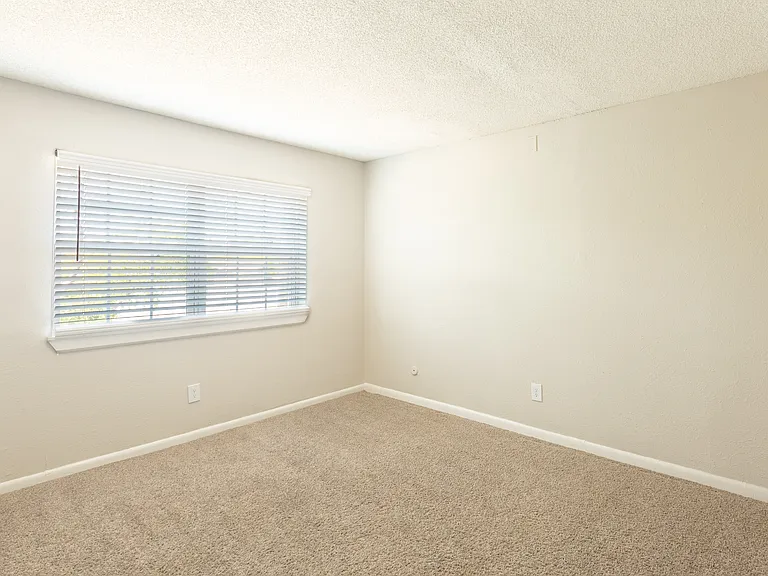 2728 N Buckner Blvd — Photo 6