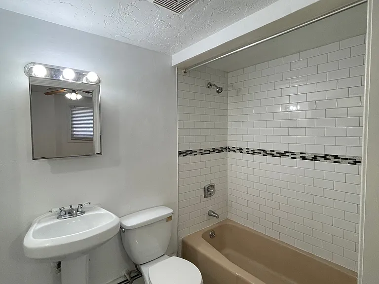 Maverick St — Photo 2
