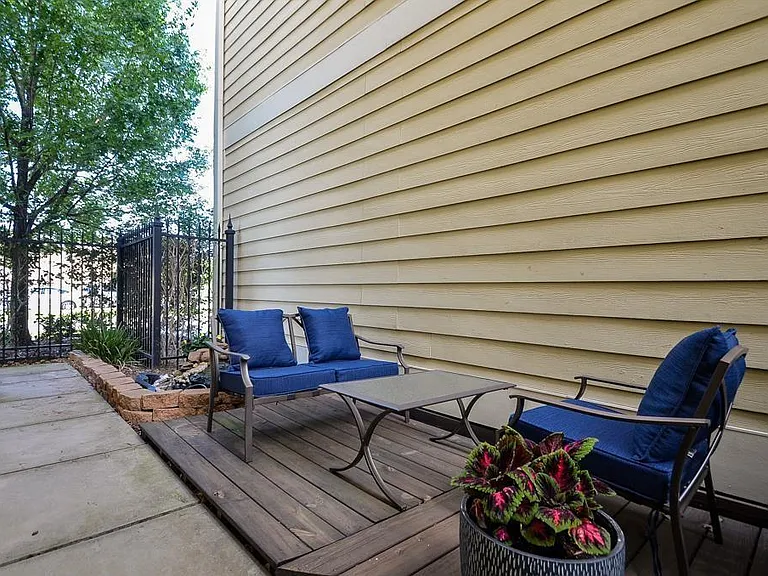 2322 Beall St — Photo 13