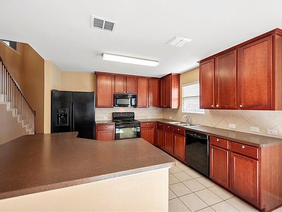 3rd image of 521 Moonrise Dr