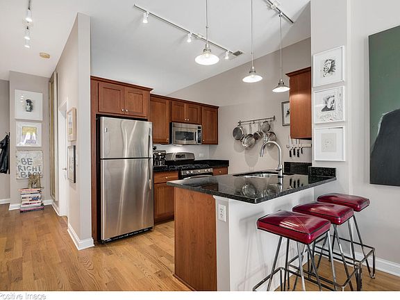 4th image of 2035 S Indiana Ave APT 205