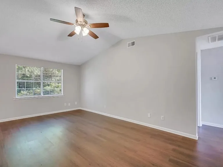 105 NE Shayna Dr — Photo 2