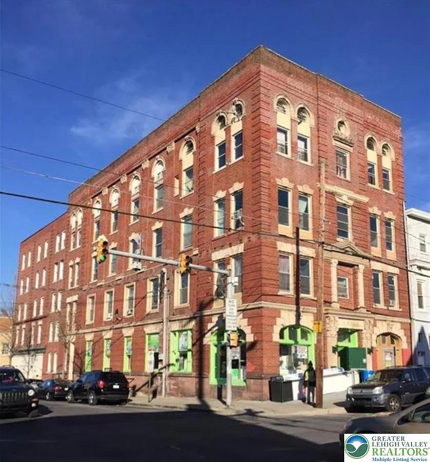 2 bed, 1.0 bath, 900 sqft, $1,300 — Photo 1