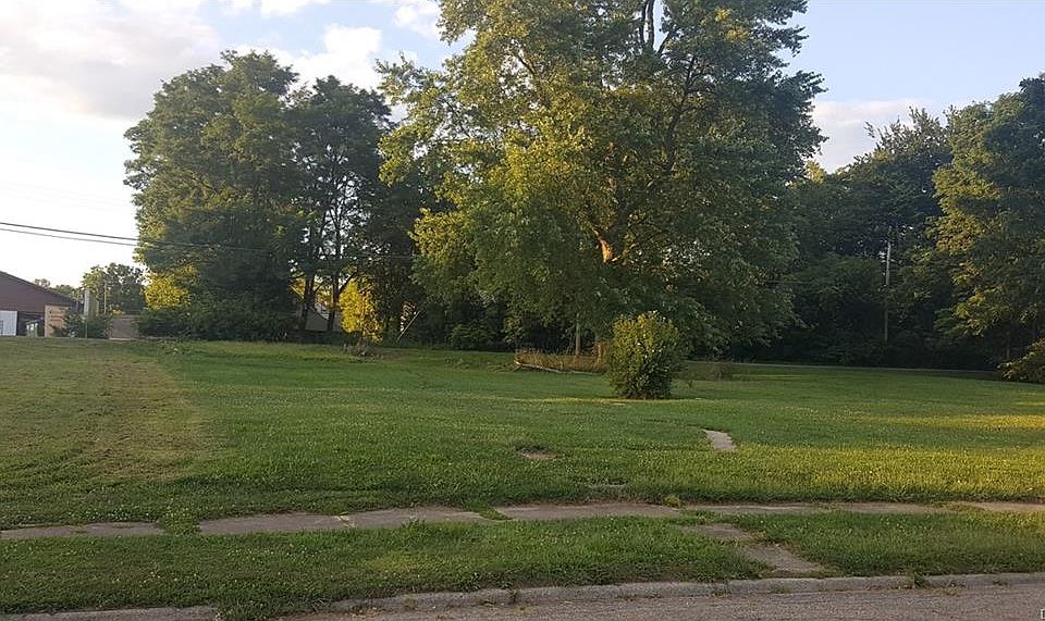 2nd image of 370 E 2nd St