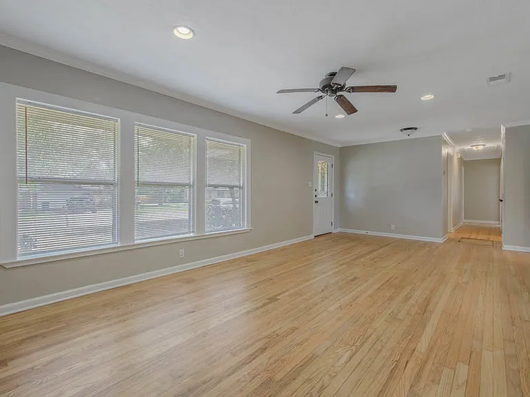 714 Broadmoor Dr — Photo 3