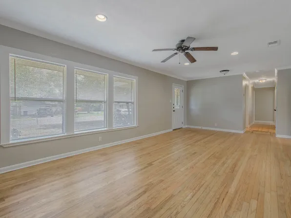 714 Broadmoor Dr, Bryan, TX 77802