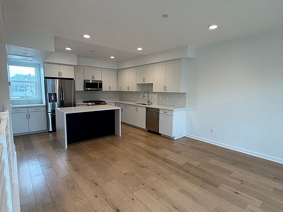 2nd image of 2925 1/2 Denby Ave