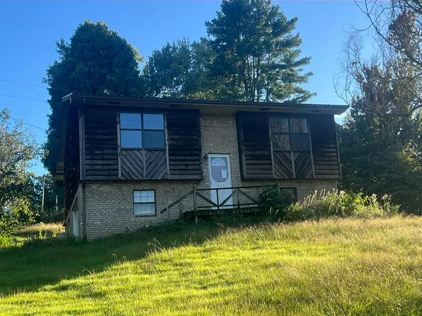 1007 Poplar St, Byrdstown, TN 38549