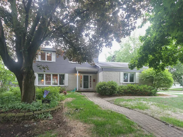 1119 Regency Ln, Libertyville, IL 60048